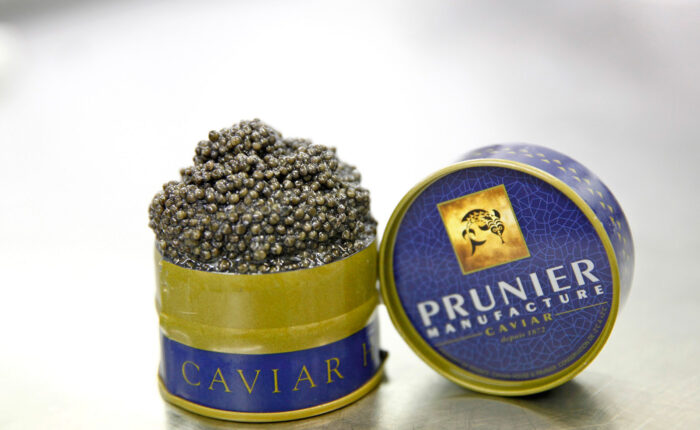 Kaviar der Marke Prunier in einer geöffneten Dose