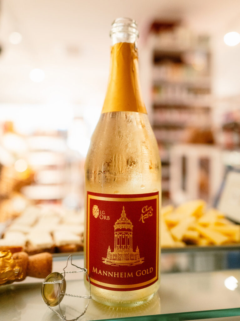 Sektflasche MANNHEIM GOLD im Feinkostladen Mannheim